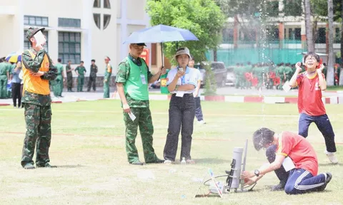 Xem học sinh TPHCM tranh tài 'khai hỏa' tên lửa nước