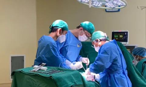 Phát hiện 'quả trứng' trong ổ bụng cụ ông gần 100 tuổi sau nhiều ngày bí tiểu