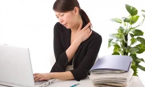Đau vai gáy: Nên đi khám vì dễ nhầm với các bệnh lý lao cột sống, u phổi