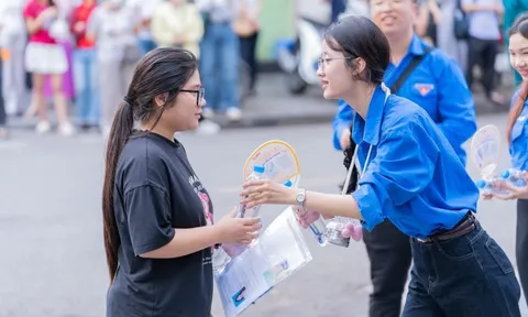 Hơn 8.000 tình nguyện viên Thủ đô tiếp sức sĩ tử