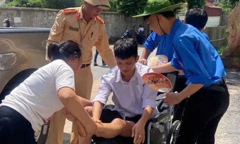 [TRỰC TIẾP]: Thí sinh đi xe lăn đến làm thủ tục thi tốt nghiệp