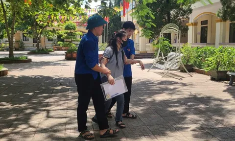Được miễn thi do khuyết tật, nữ sinh vẫn quyết tham gia để thử sức
