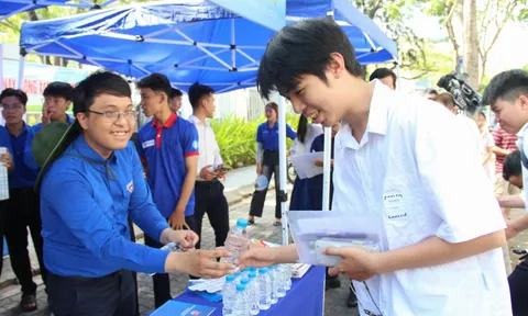 Nụ cười từ 'áo xanh' đất võ, Đà Nẵng tiếp sức thi tốt nghiệp THPT Quốc gia 2025