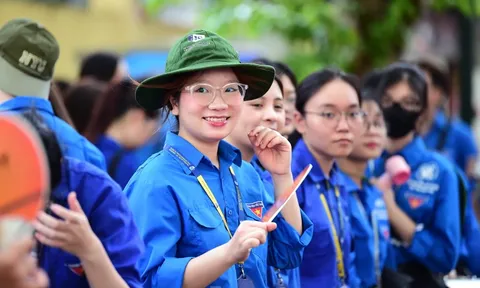 Tiếp sức mùa thi trên ‘con đường đẹp nhất Hà Nội’