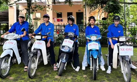 Xe ôm thanh niên Điện Biên, Sơn La đưa đón thí sinh thi tốt nghiệp THPT 2025