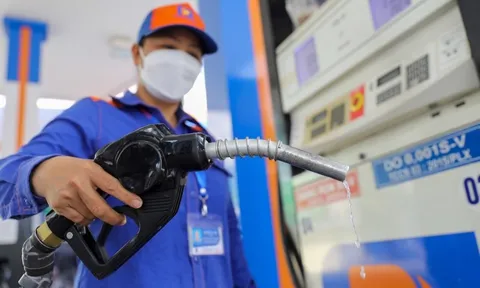 Giá xăng dầu tiếp tục tăng, RON 95 tiến sát mốc 22.000 đồng/lít