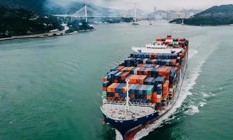 Từ cà phê đến công nghệ cao: Xuất khẩu Việt Nam vẽ đường đi giữa "mây mù" kinh tế