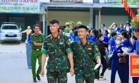 Chiến sĩ trẻ ôn thi trong doanh trại, nuôi ước mơ vào Học viện Biên Phòng