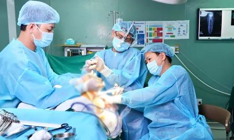 Nữ Việt kiều đi nửa vòng trái đất về nước điều trị hội chứng hiếm gặp