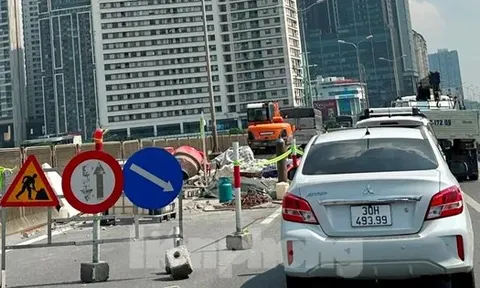 Hàng rào thi công chậm tiến độ gây ùn tắc kéo dài ở đường Vành đai 3