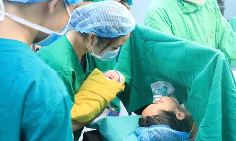 Hành trình kì diệu của người mẹ mang bệnh hiểm, đón con giữa 'bão giông'