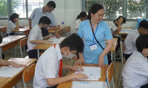 TPHCM muốn cấm học sinh sử dụng điện thoại trong trường
