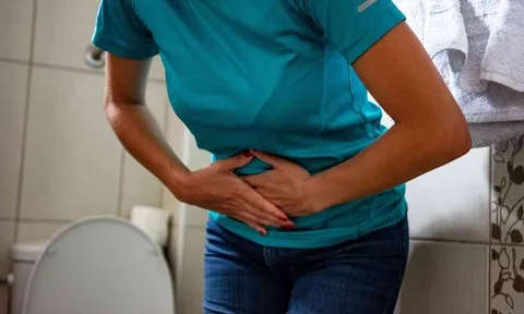 Người phụ nữ ở Hà Nội tiểu ra máu vì một số sai lầm phổ biến