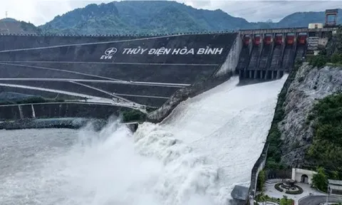 Thủy điện Hòa Bình mở cửa xả lũ thứ 3, 5 tỉnh, thành cần chú ý