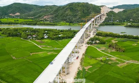 Cận cảnh cây cầu dài nhất cao tốc Bắc - Nam phía đông vừa hợp long