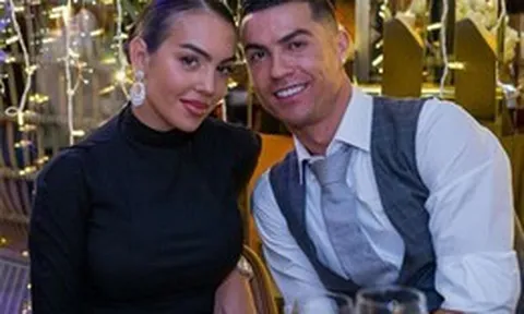 Bí ẩn hợp đồng hôn nhân của Ronaldo và bạn gái sexy, nàng WAG được chu cấp tiền tỷ một tháng nếu chia tay