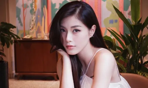 'Hoa khôi bóng chuyền' khoe vai trần gợi cảm