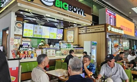 Nhiều hành khách lặng lẽ bỏ đi sau khi nhìn giá phở, mì gói ở sân bay