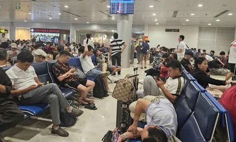 Mưa giông bất ngờ ở TP HCM, hàng loạt chuyến bay bị ảnh hưởng