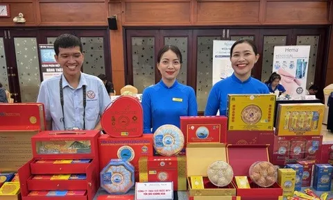 Tràn lan yến sào làm từ bột rau câu, lòng trắng trứng