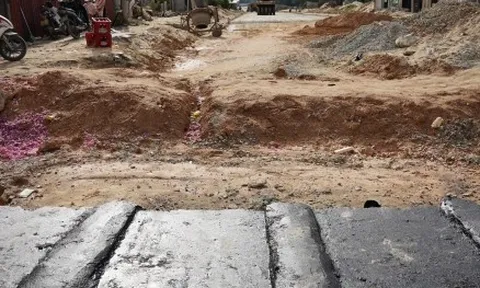 Vì sao đường dẫn cầu vượt biển dài nhất miền Trung ì ạch, ngổn ngang?