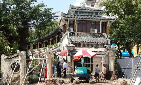 Cận cảnh tháo dỡ một phần nhà hàng nổi tiếng bên hồ Hoàn Kiếm, nhiều người dân bất ngờ ngoái nhìn