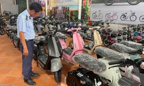 "Đột kích" từ manh mối trên mạng: Quản lý thị trường phát hiện 2 hộ kinh doanh xe đạp điện mập mờ nguồn gốc, trong đó 1 hộ "qua mặt" cơ quan thuế