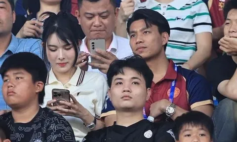 Văn Thanh và bạn gái dự khán trận Siêu cúp Quốc gia