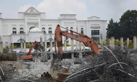 Cận cảnh tháo dỡ Khu phức hợp thương mại xây dựng không phép trên "đất vàng" ở Đồng Nai
