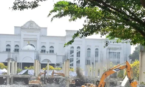 Tháo dỡ Khu phức hợp thương mại dịch vụ và căn hộ cao cấp xây dựng trái phép