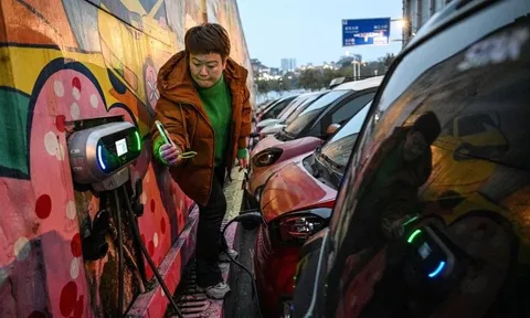 Cả thế giới đang đổ xô về xe điện thì bất ngờ Trung Quốc "lao ngược" lại xe xăng: Nước đi này ai đỡ nổi?