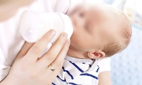 Trẻ mẩn ngứa vùng miệng do dị ứng sữa, bác sĩ cảnh báo
