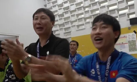 HLV Kim Sang-sik hát vang mừng chiến thắng cùng U23 Việt Nam