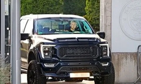 Cầu thủ nổi tiếng vung 7 tỷ tậu siêu xe "quái vật", nhìn gara toàn xế hộp tiền tỷ khiến fan choáng váng