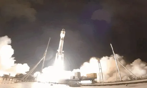 Từ mặt đất lên tận trời, hãng xe của tỷ phú Trung Quốc phóng cả vệ tinh, làm taxi bay