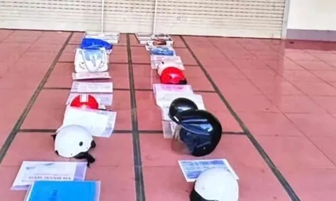 Văn phòng ĐKĐĐ tỉnh Đắk Lắk nói gì về việc người dân "xếp hàng" bằng mũ bảo hiểm?