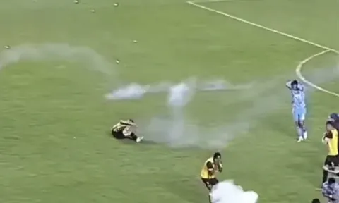 Cầu thủ Bolivia bị pháo hoa bắn trúng vùng kín sau khi ghi bàn