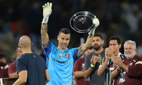 Thủ môn Fabio phá kỷ lục của huyền thoại Peter Shilton sau 28 năm