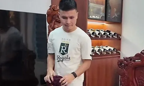 Quang Hải gây sốt với hình ảnh giản dị khi về nhà vợ