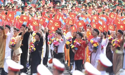 Kiều bào từ khắp năm châu trở về, diễu hành trong đại lễ 80 năm Quốc khánh