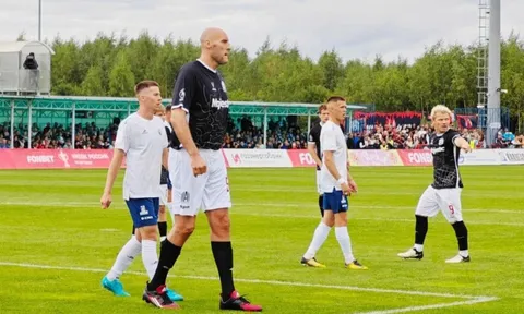 Cựu sao NBA xỏ giày đá bóng chuyên nghiệp, phá kỷ lục của chân sút Nam Định