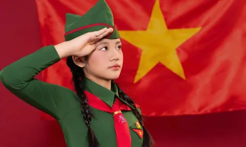 An An – con gái NTK Lan Anh Vũ và tình yêu Việt Nam trong thiết kế riêng