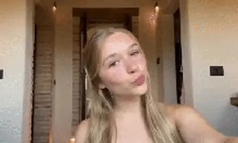 8s tiểu thư Harper diện áo cúp ngực ngồi make-up khiến fan nhận ra út cưng nhà Beckham đã thành thiếu nữ thật rồi!