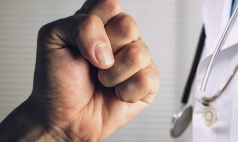 Nữ điều dưỡng bị người nhà bệnh nhân hành hung lúc nửa đêm