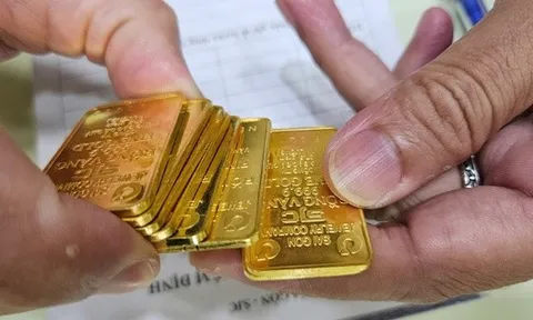 Các tiệm vàng nhỏ âm thầm mua bán vàng miếng SJC, đẩy giá lên cao kỷ lục