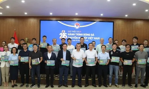 Nhìn lại hành trình 25 năm bóng đá chuyên nghiệp Việt Nam qua một cuốn sách