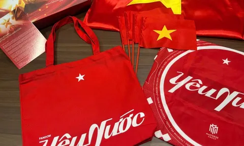 Cư dân Masterise Homes nhận quà yêu nước chung tay phủ đỏ Việt Nam