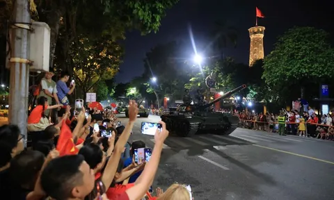 Nhân dân Thủ đô chào đón tổng hợp luyện diễu binh, diễu hành lần hai kỷ niệm Quốc khánh 2/9