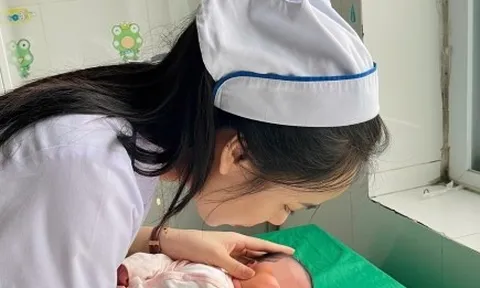 Em bé chào đời giữa tâm bão số 5