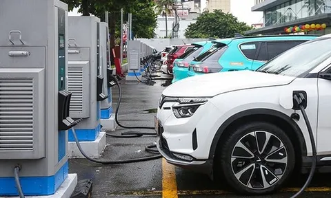 Quy định mới về sạc xe điện VinFast: Chỉ được đỗ 10 phút miễn phí sau khi sạc đầy, phút 11 trở đi phải trả tiền